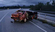 Çorum’da Bariyerlere Çarpan Otomobilde 2 Kişi Yaralandı