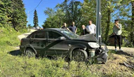 Otomobil Direğe Çarptı, 3 Yaralı