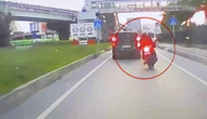 Feci Kaza Kamerada! Motosiklet Minibüse Arkadan Çarptı