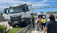 Fenalaşan Kamyon Sürücüsü Refüje Çıktı