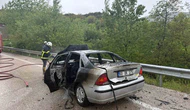Alev alan otomobil demir yığınına döndü