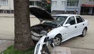 Virajı Alamayan Otomobil Ağaca Çarptı: 1 Yaralı