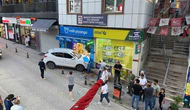 Kontrolden Çıkan Otomobil İş Yerine Daldı!
