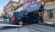 Kontrolden Çıkan Minibüs 5 Aracı Biçip İş Yerine Daldı