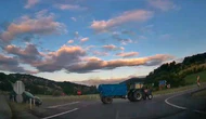 Traktör Aniden Yola Çıktı! Faciadan Son Anda Dönüldü