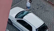 Park Halindeki Otomobile Demir Çubuklu Saldırı!