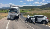 Otomobil Kamyonla Çarpıştı! 4 Kişi Yaralandı