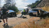 Kafa Kafaya Çarpışan İki Otomobilde 10 Kişi Yaralandı