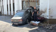 Kontrolden Çıkan Otomobil Caminin İmam Odasına Çarptı: 2 Yaralı
