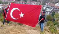 Amasya’da 30 Ağustos coşkusu: İki vatandaş zirvede bayrak açtı