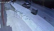 Çorum’da park halindeki araca çarpan otomobil devrildi
