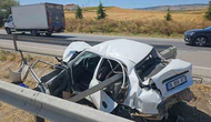 Çorum’da tırla çarpışan otomobil bariyerlere saplandı: 1 yaralı