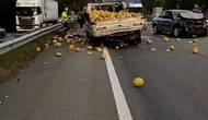 Kavun Yüklü Kamyonet ile Otomobil Çarpıştı! Kavunlar Yola Saçıldı, 3 Yaralı