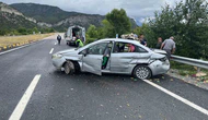 Yağış Kazayı Getirdi: Bariyerlere Çarpan Otomobilde 5 Kişi Yaralandı