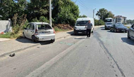 Minibüs ile Otomobil Çarpıştı