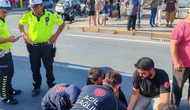 Otomobil Yayalara Çarptı: Biri Çocuk 2 Yaralı