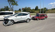 Kavşakta SUV ile Otomobil Çarpıştı: 1 Kişi Yaralandı