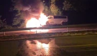 Seyir Halindeki Çekici Alevlere Teslim Oldu! Üzerindeki Kamyonet de Küle Döndü