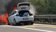 Otomobil Alev Topuna Döndü!