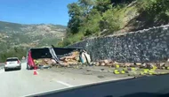 Tır İstinat Duvarına Çarptı: Baba Öldü, Oğlu Yaralandı