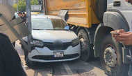 Kamyon Otomobili Direğe Sıkıştırdı!