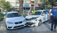 Otomobil Bariyerleri Aşıp Karşı Şeride Geçti: 2 Yaralı