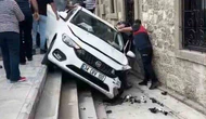 Otomobil Müzenin Merdivenlerinden Düştü!