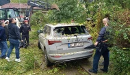 Park halindeki otomobilin üzerine ağaç devrildi