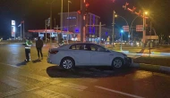 Çorum’da otomobil refüje çarptı: 1 yaralı