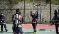 İtfaiye kostümüyle voleybol oynadılar, nefes kontrolü yaptılar