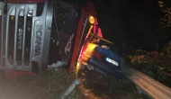 Tır otomobilin üzerine devrildi: 2 yaralı