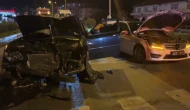 Kırmızı ışıkta bekleyen araca çarptı, otomobilinden inerek koşarak kaçtı