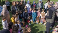 Minik ellerden kuşlara sıcak yuva