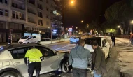 Otomobil jandarma aracına ve otomobile çarptı: 6 yaralı