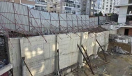 Temel kazısında kaldırım çöktü: Yol yaya ve araç trafiğine kapatıldı