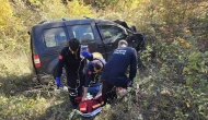 Uçuruma yuvarlanan araçtan 2 kişi sağ kurtuldu