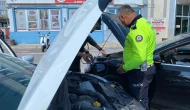 Yolda kalan ailenin yardımına polis ekipleri yetişti
