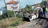 İl Özel İdare aracı bahçeye uçtu; 1 yaralı