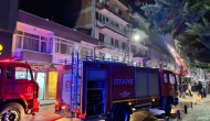 Çatı katı yangını: 5 kişi asansörlü araçla tahliye edildi