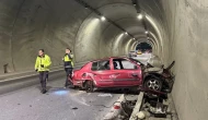 Tünelde feci kaza: Aracın motoru metrelerce ileri savruldu, hız kadranı 200’de takılı kaldı