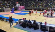 Basketbol maçında oyuncu, hakeme saldırdı