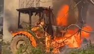 Ahşap ev ve traktör alevlere teslim oldu