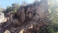 Amasya’da dağdan kopan dev kaya parçaları korkuttu