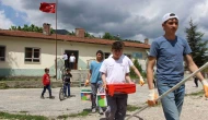 Amasya’da köy okulunu liselilerin ‘tamir takımı’ boyadı
