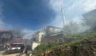 Çıkan yangında 2 ahşap ev ve 1 cami küle döndü