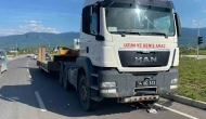 Kırmızı ışıkta geçen bisikletli tırın altında kaldı: Genç sürücü ağır yaralı