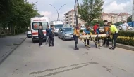 Yolun karşısına geçmeye çalışan anne ve kızına otomobil çarptı: 2 yaralı