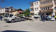 Frenleri tutmayan öğrenci servisi iş yerine daldı: Faciadan dönüldü
