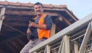 Evin çatısında mahsur kalan kediyi itfaiye ekipleri kurtardı