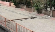 Şiddetli rüzgar nedeniyle ahşap direk devrildi